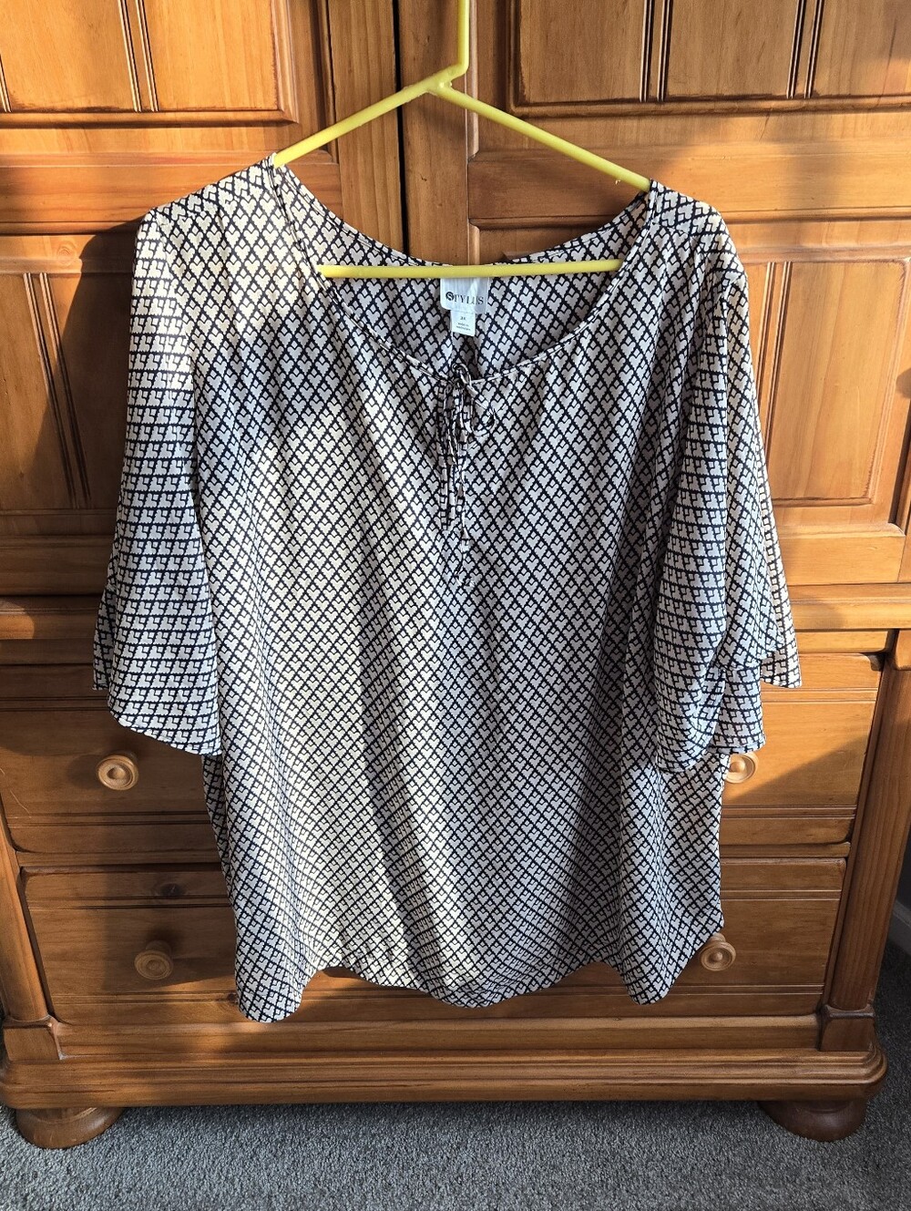 LADIES WHITE & BLACK TOP WITH HEARTS